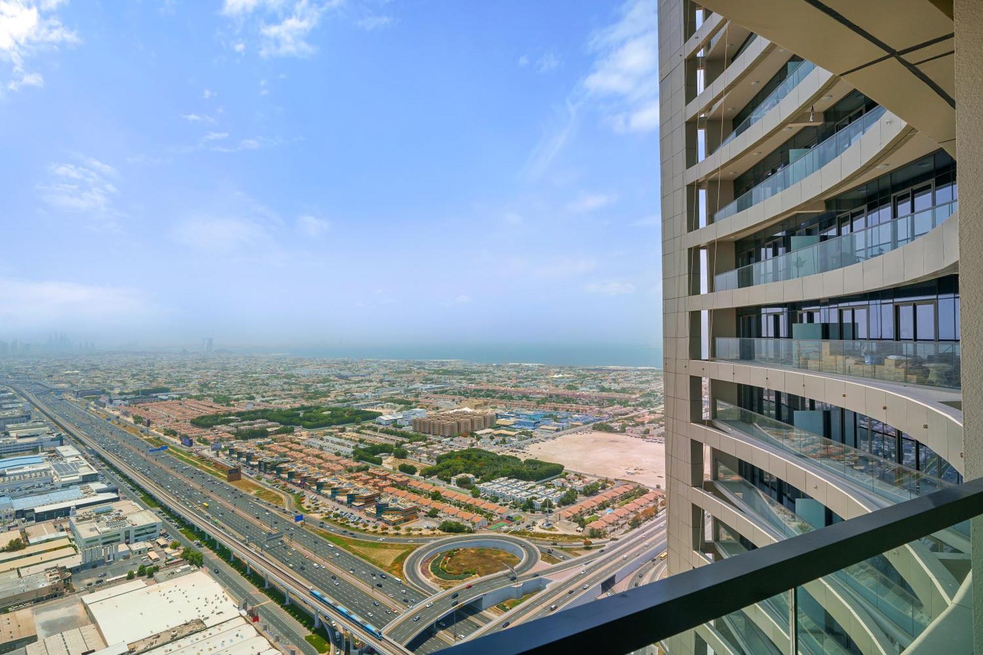 52nd Floor 2br In Aykon Huge Layout Apartment *